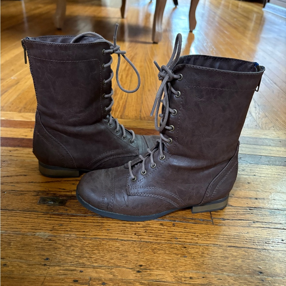 Girls brown Steve Madden combat boots with a sweater material interior - size 2